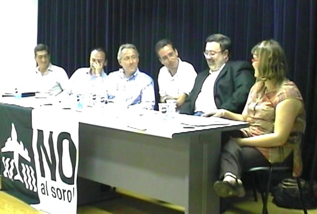 Miguel Ángel Ibáñez (C's), Ramon Castellano (CiU), Josep Llobet (PPC), David Jurado (moderador y miembro fundador de la AVV de Gavà Mar), Marcel·lí Reyes (ERC) y Emma Blanco (ICV-EUiA)